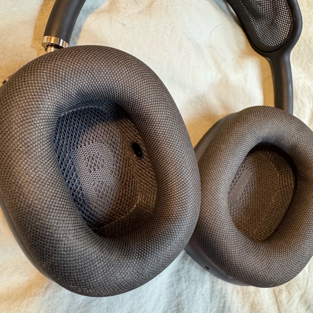 Apple AirPods Max Space Gray Over-Ear Headphones - Picture 3 of 7
